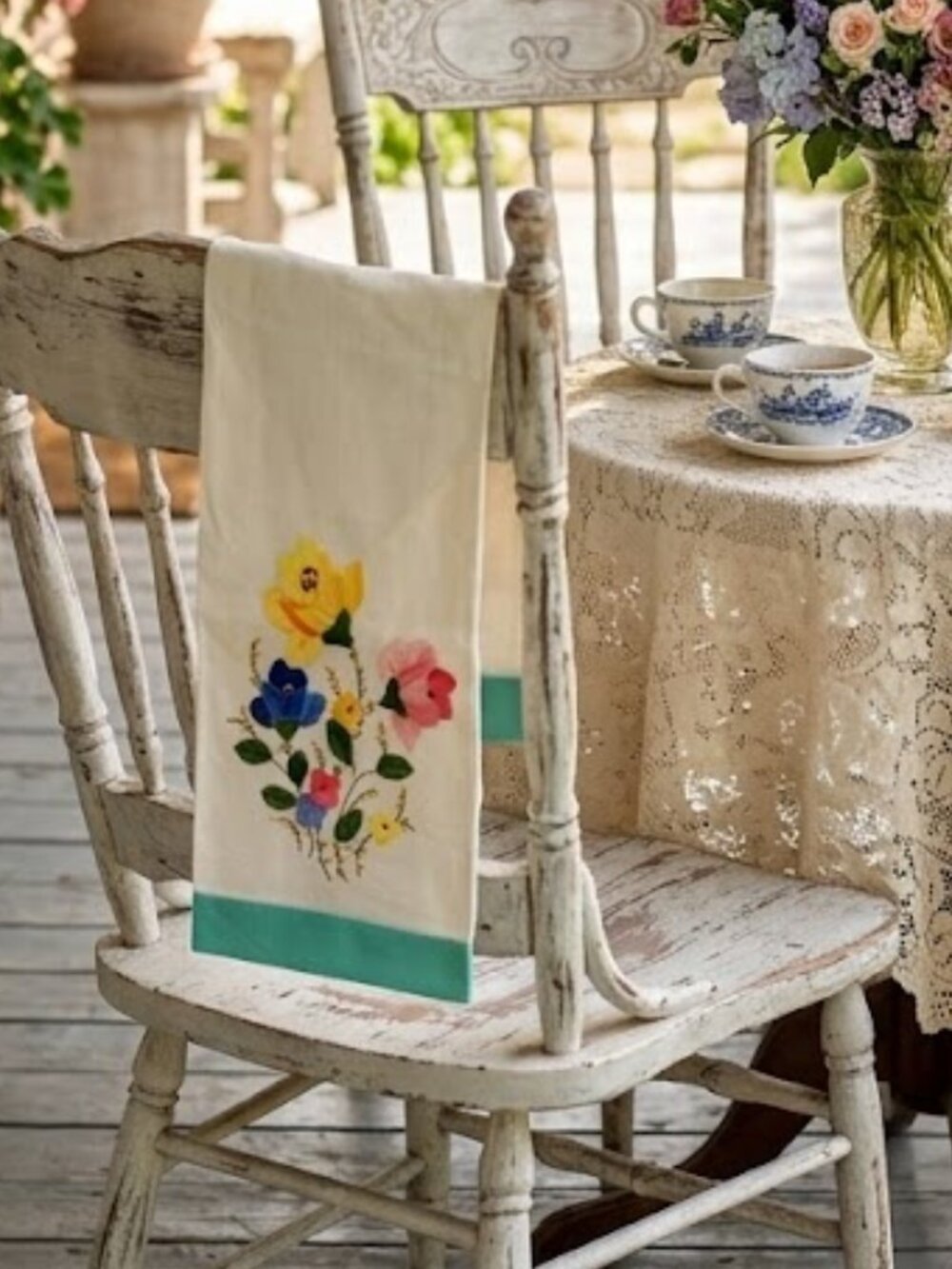 Vintage Starched Linen Tea Fingertip Towel Embroidered Floral Applique